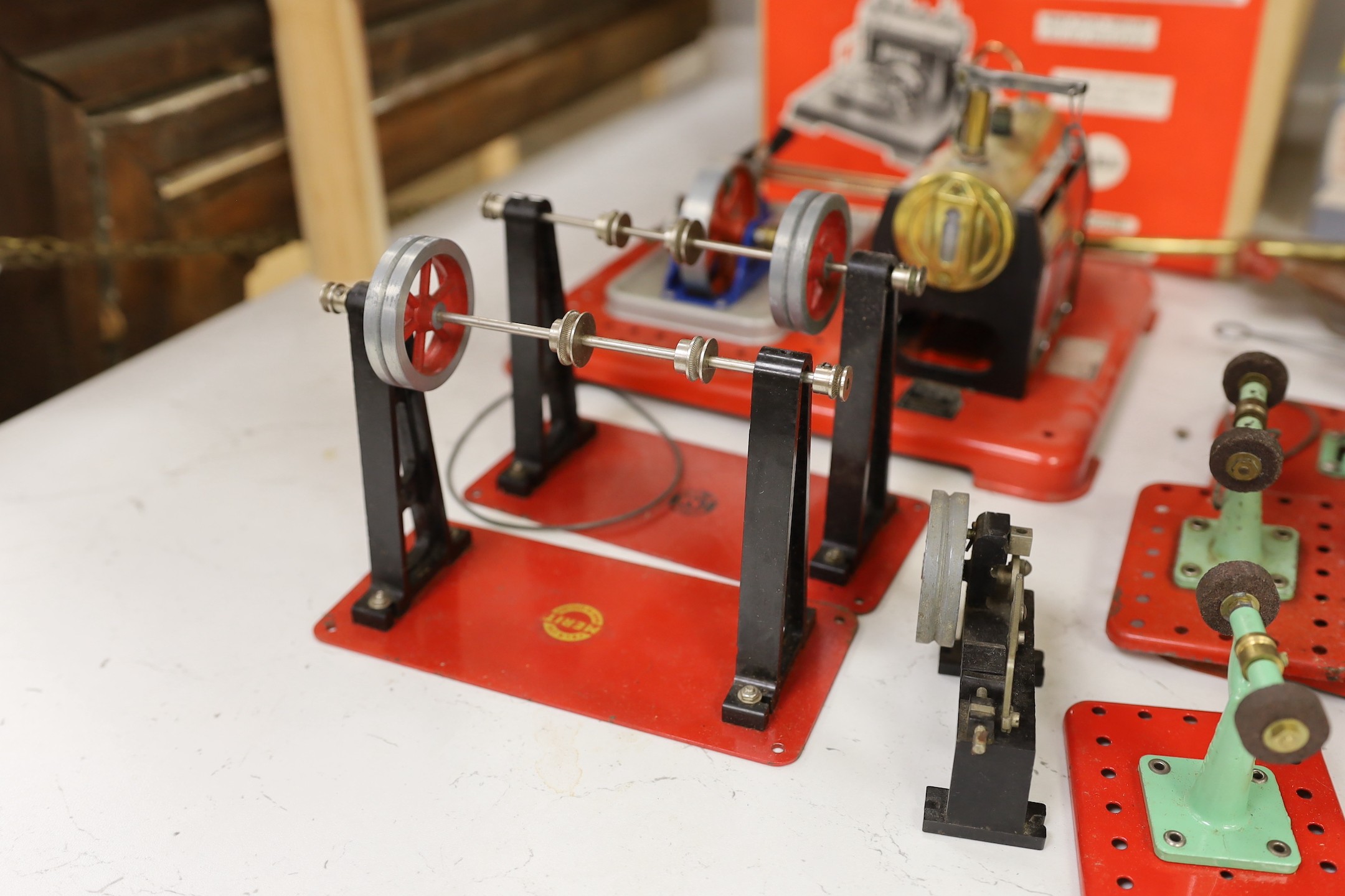 A boxed Mamod twin cylinder stationary engine, and a group of other similar stationary engines and accessories